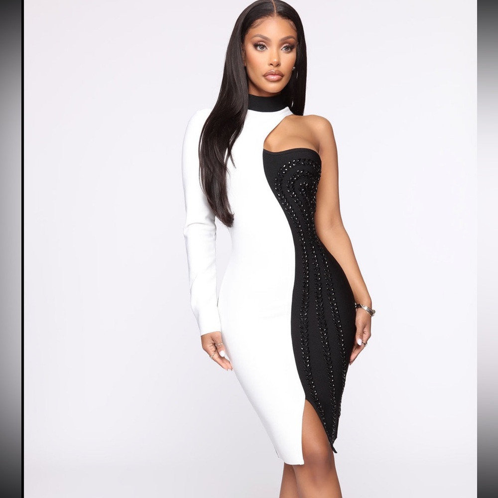 Notably Classy Bandage Midi Dress
Black/White